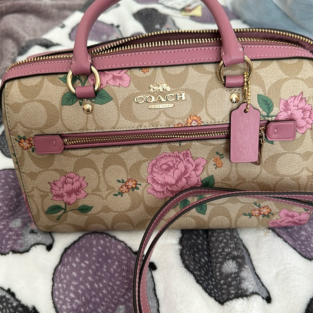 Women’s beige handbag tag still attached includes strap longer strap never used